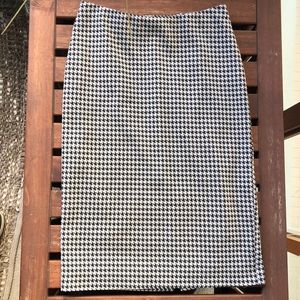 Stretchy houndstooth skirt!